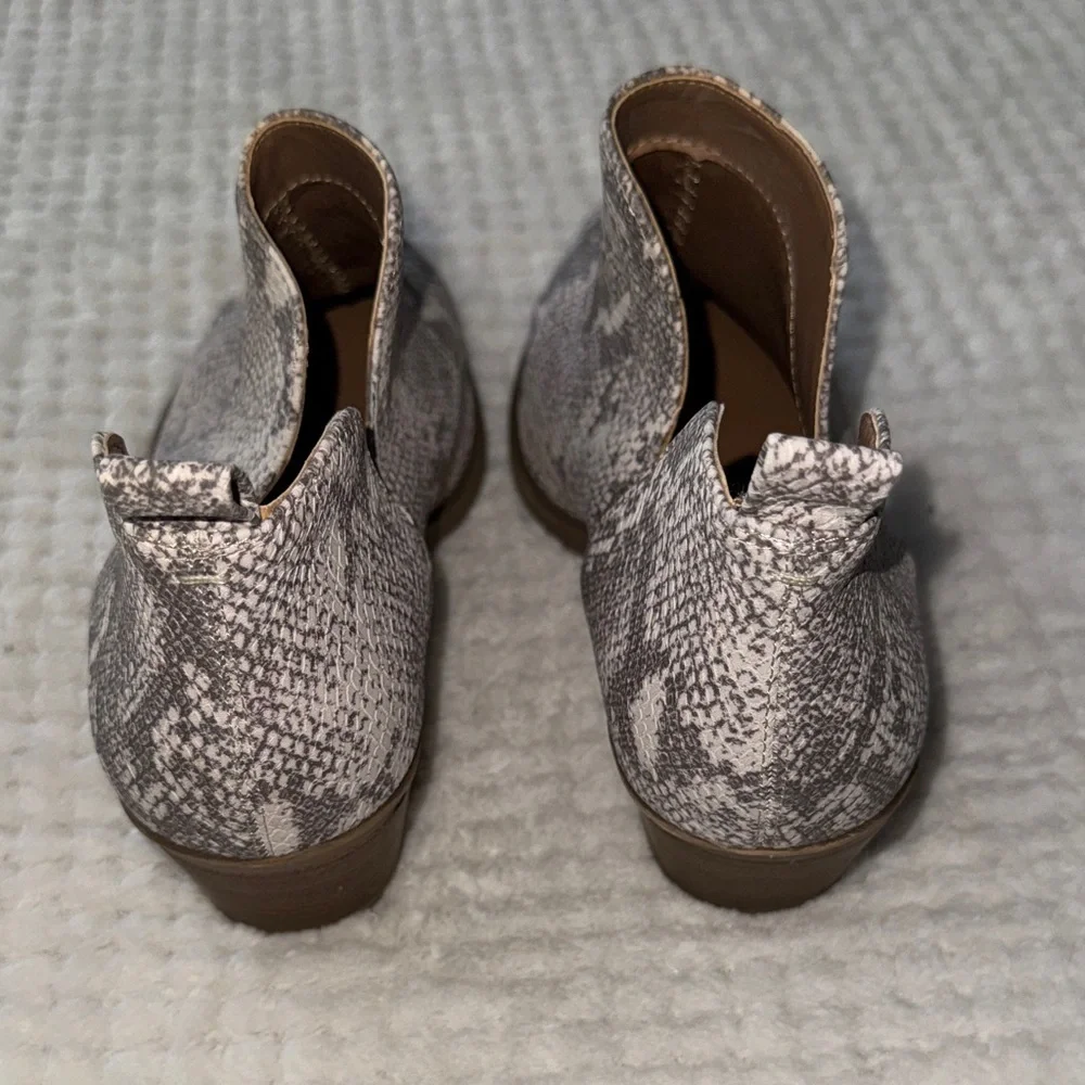 👢✨ EUC Universal Thread Snakeskin Ankle Booties | Size 7 | ✨👢